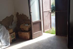 Locale fronte strada