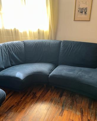 Divano blu fatto fare su misura da un tappezziere