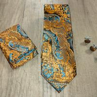 Cravatta, gemelli e pochette mai indossati