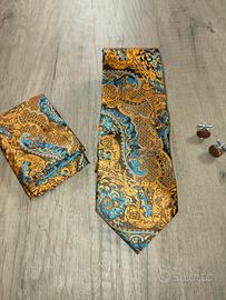 Cravatta, gemelli e pochette mai indossati