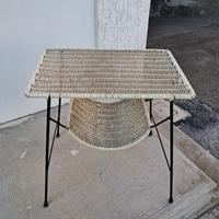 tavolino vintage   con portariviste  anni 60-70 .
