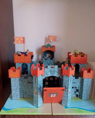 Castello legno + personaggi 