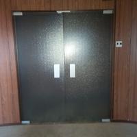 due porte in vetro smerigliato. 