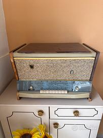 Radio a valvole vintage con giradischi anni 50