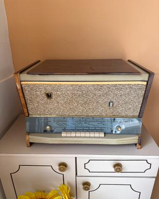 Radio a valvole vintage con giradischi anni 50