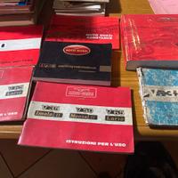 Sette porte in legno con maniglie e serratura