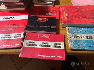 Sette porte in legno con maniglie e serratura