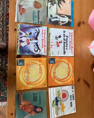 Dischi vinile 45 giri con copertina anni 60