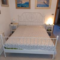 letto matrimoniale bianco Ikea in ferro con toghe 