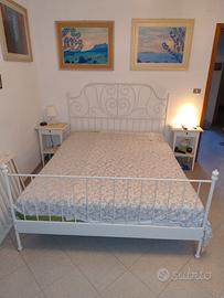 letto matrimoniale bianco Ikea in ferro con toghe 