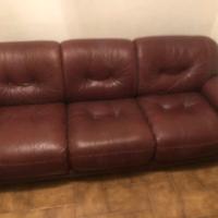 Divano con  due poltrone in pelle bordeaux anni 70