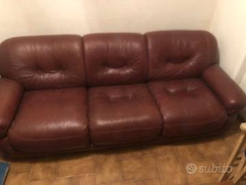 Divano con  due poltrone in pelle bordeaux anni 70