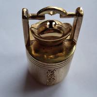 Accendino da tavolo dorato