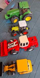 Giocattoli trattori e pale gommate