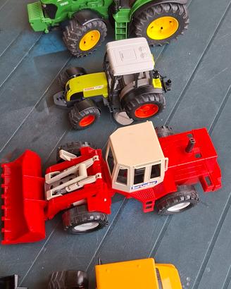 Giocattoli trattori e pale gommate