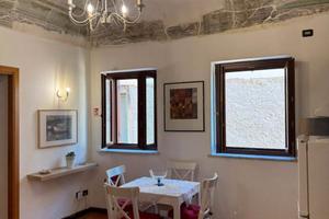 Arredato e ristrutturato Zona TRIBUNALE/PAPIRETO