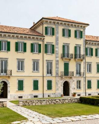 Palazzo / Stabile di 1300 m² con più di 5 locali a