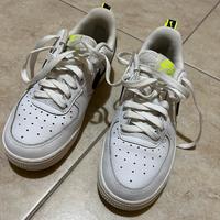 Nike bianche con dettaglio fluo