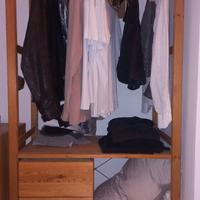 Armadio aperto in legno con cassettiera