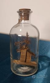 Bottiglia souvenir Dolomiti vintage con paesaggio