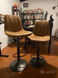 Due sgabelli alti regolabili stile vintage
