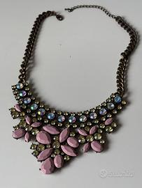 Collana statement con pietre rosa e strass
