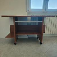 Scrivania computer con ruote