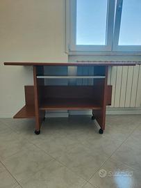 Scrivania computer con ruote