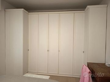 Armadio in legno con doppio angolo/cabina