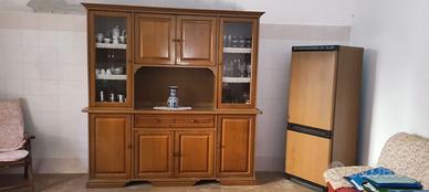 Credenza rustica in legno con vetrina