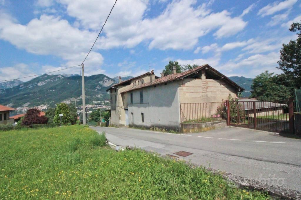 Rustico / Casale di 600 m² con più di 5 locali a O - Vista 2