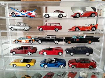 vetrina con modelli in scala 1/43 - varie marche