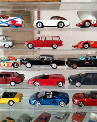 vetrina con modelli in scala 1/43 - varie marche