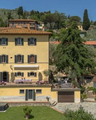 Villa di 492 m² con più di 5 locali e box auto a C