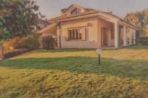 Villa singola con poss.ta' di due appartamenti