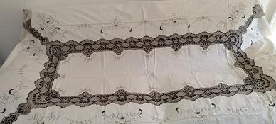 tovaglia nuova ricamata da 12 con tovaglioli 