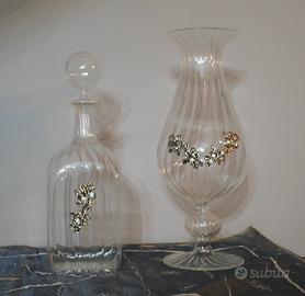 Vaso e bottiglia in vetro soffiato