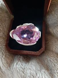 Splendido anello in argento e kunzite.