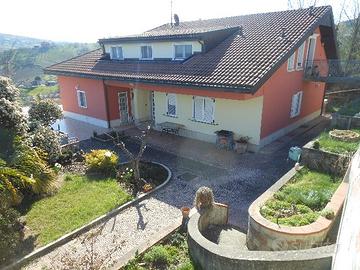 Villa bifamiliare con terrazzi, garage e terreno