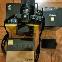 Nikon Z50 con obiettivo e flash professionale 