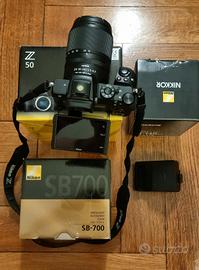 Nikon Z50 con obiettivo e flash professionale 