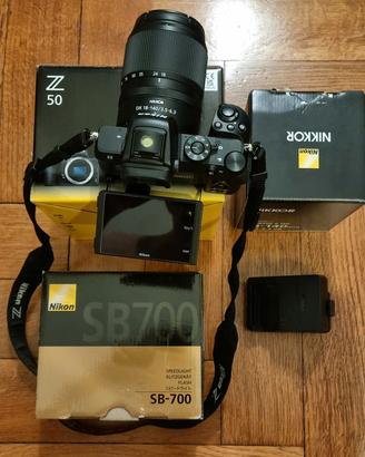 Nikon Z50 con obiettivo e flash professionale 