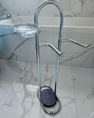 elegante e funzionale piantana bagno