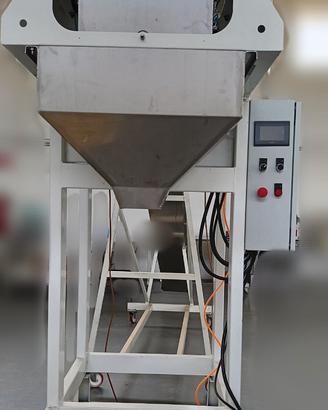 Pesatrice completa di nastro di carico