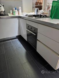 Cucina bianco laccato con penisola e cappa sospesa