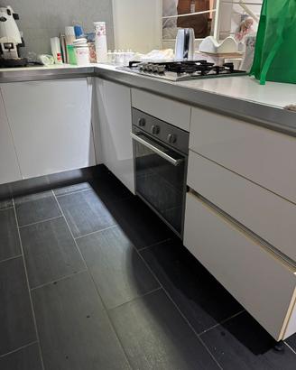 Cucina bianco laccato con penisola e cappa sospesa