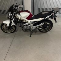 Moto Suzuki Gladius 650