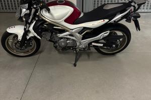 Moto Suzuki Gladius 650