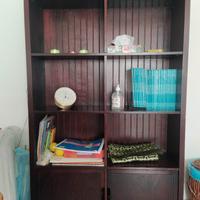 Mobiletto libreria o credenza, con ante e ripiani