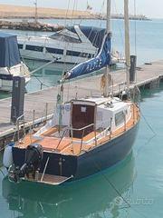 Barca a vela con motore ausiliario